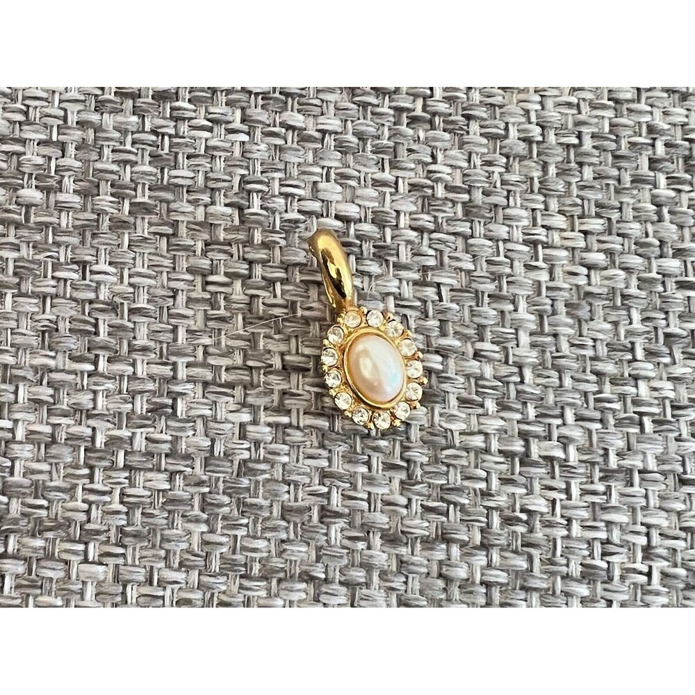 Vtg 80s small gold tone pearl rhinestone necklace pendant lavish ornate shiny